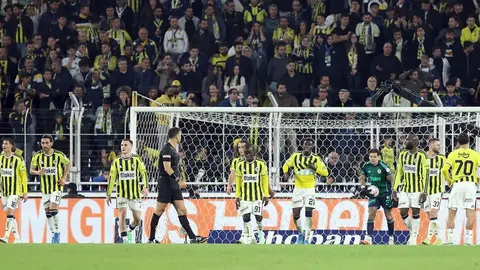 Fenerbahçe kalecisi Ederson taraftar tarafından alkışlanırken