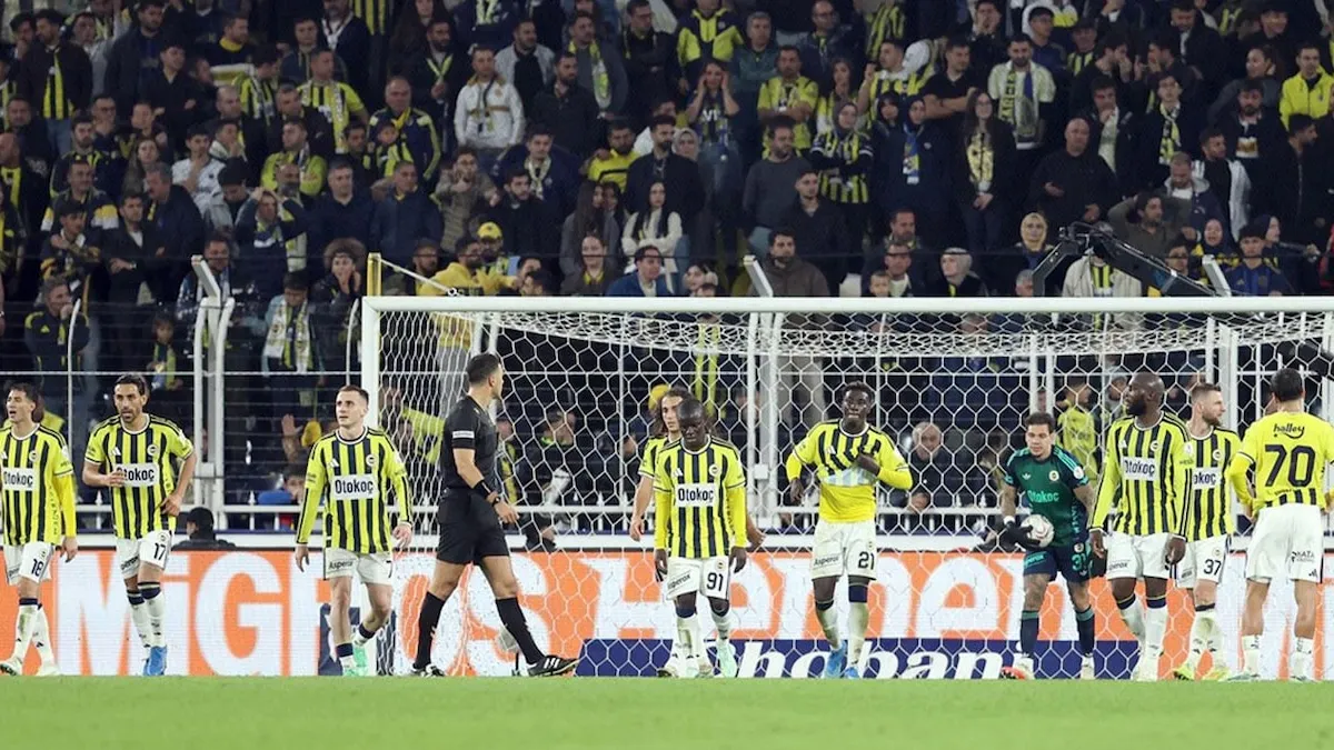 Fenerbahçe kalecisi Ederson taraftar tarafından alkışlanırken
