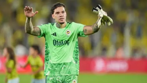Fenerbahçe kalecisi Ederson kurtarış yaparken