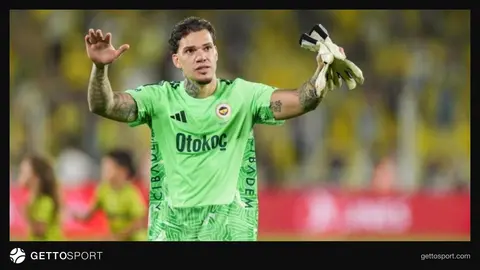 Fenerbahçe kalecisi Ederson kurtarış yaparken