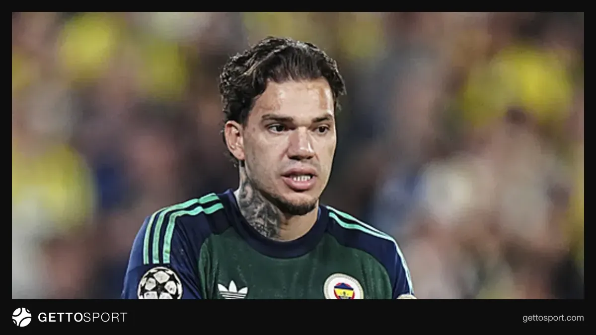 Ederson taraftar etkinliğinde imza atarken, elinde kırmızı kart fotoğrafı tutan çocuk