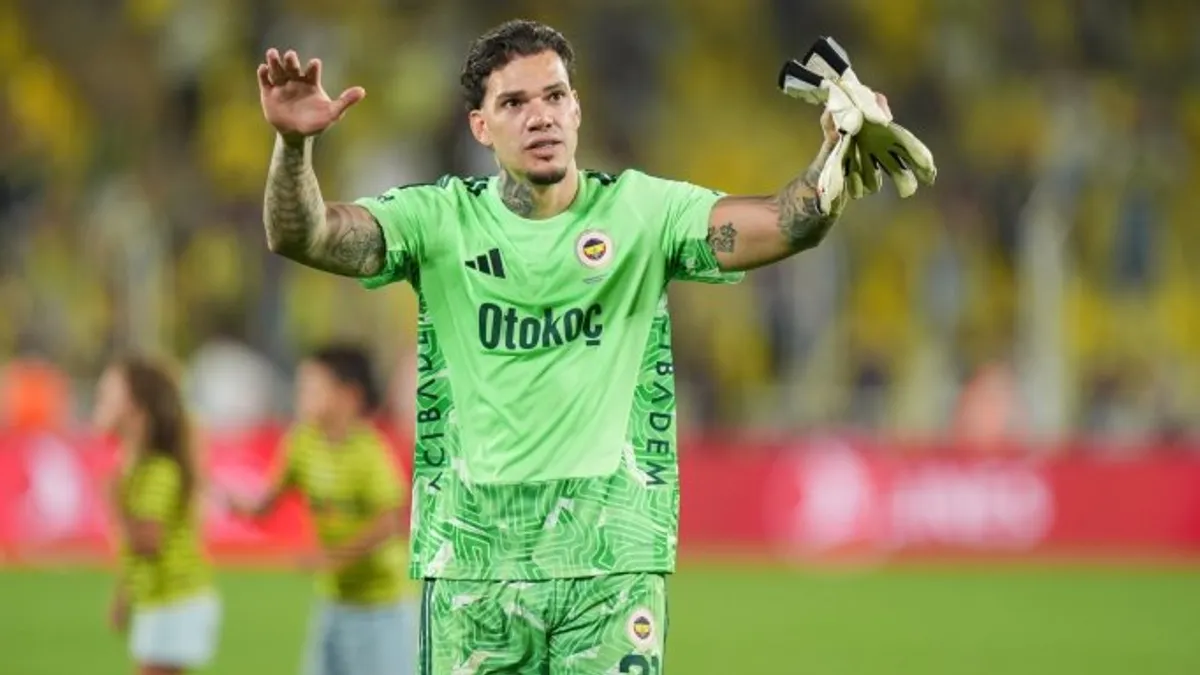 Ederson kalede topa uzanırken Fenerbahçe formasıyla