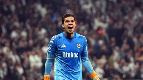 Fenerbahçe kalecisi Ederson maçta topu kontrol ediyor