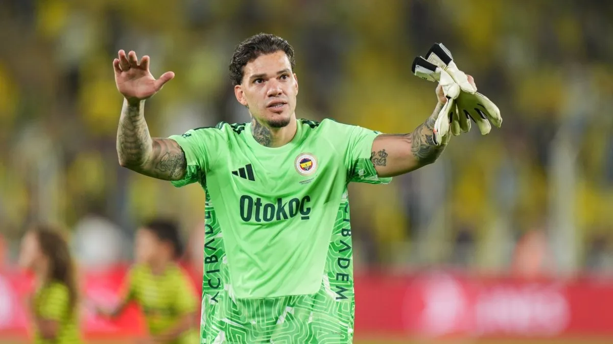 Ederson kale önünde topa uzanırken takım elbisesiyle düşünceli görüntüsü
