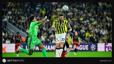 Ederson kalede topa uzanıyor, savunma hatası sonrası gol pozisyonu