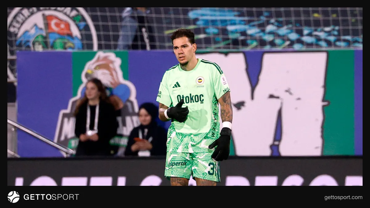 Fenerbahçe kalecisi Ederson maçta topu kurtarıyor