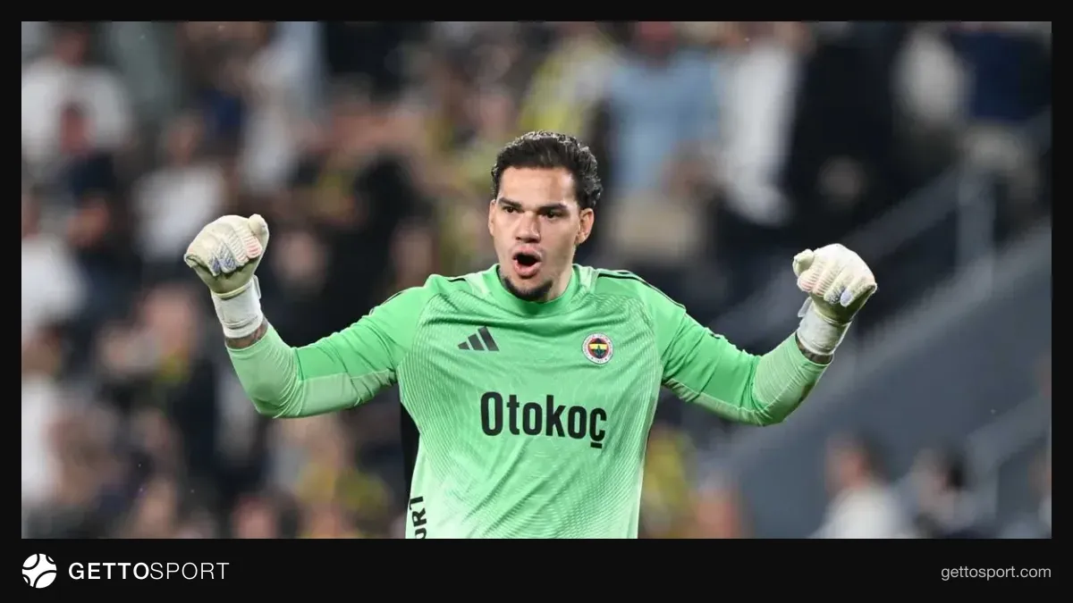 Fenerbahçe kalecisi Ederson maçta topu kurtarmaya çalışırken