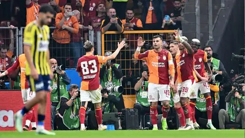 Derbi sonrası sahada mücadele eden Galatasaray ve Fenerbahçe oyuncuları, kaleci Ederson kurtarış yaparken