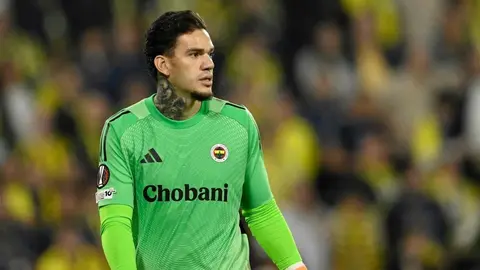 Fenerbahçe kalecisi Ederson maç sırasında kalede beklerken