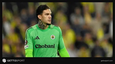 Fenerbahçe kalecisi Ederson maç sırasında kalede beklerken