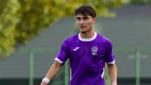 Edqar Adilxanov Şamaxı formanı geyinmiş meydanda