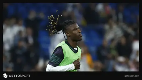 Eduardo Camavinga Real Madrid formasıyla sahada düşünceli pozisyon