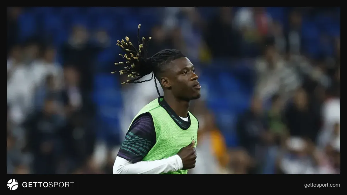 Eduardo Camavinga Real Madrid formasıyla sahada düşünceli pozisyon