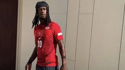 Eduardo Camavinga kırmızı Türkiye milli takım formasını giyip poz verirken