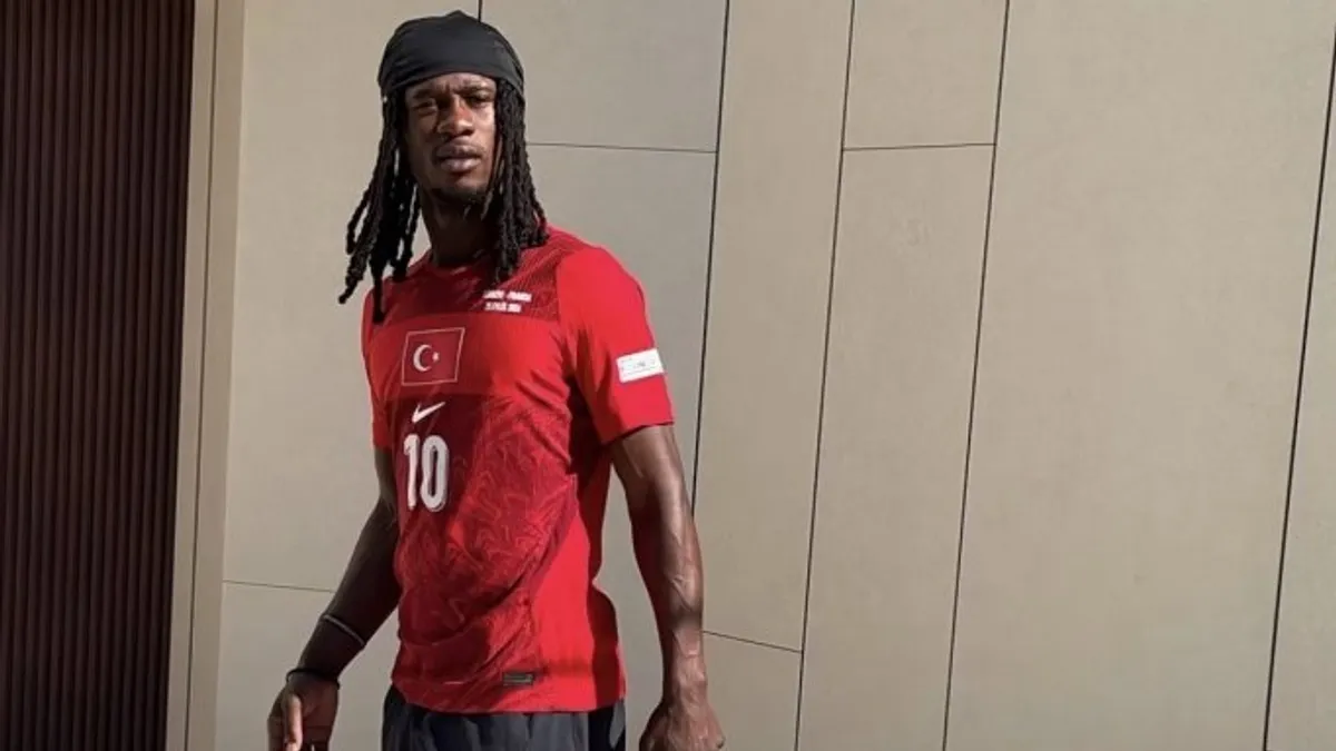 Eduardo Camavinga kırmızı Türkiye milli takım formasını giyip poz verirken
