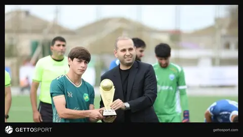 Əfqan Əliyev mükafat alır, PFL nümayəndəsi yanında