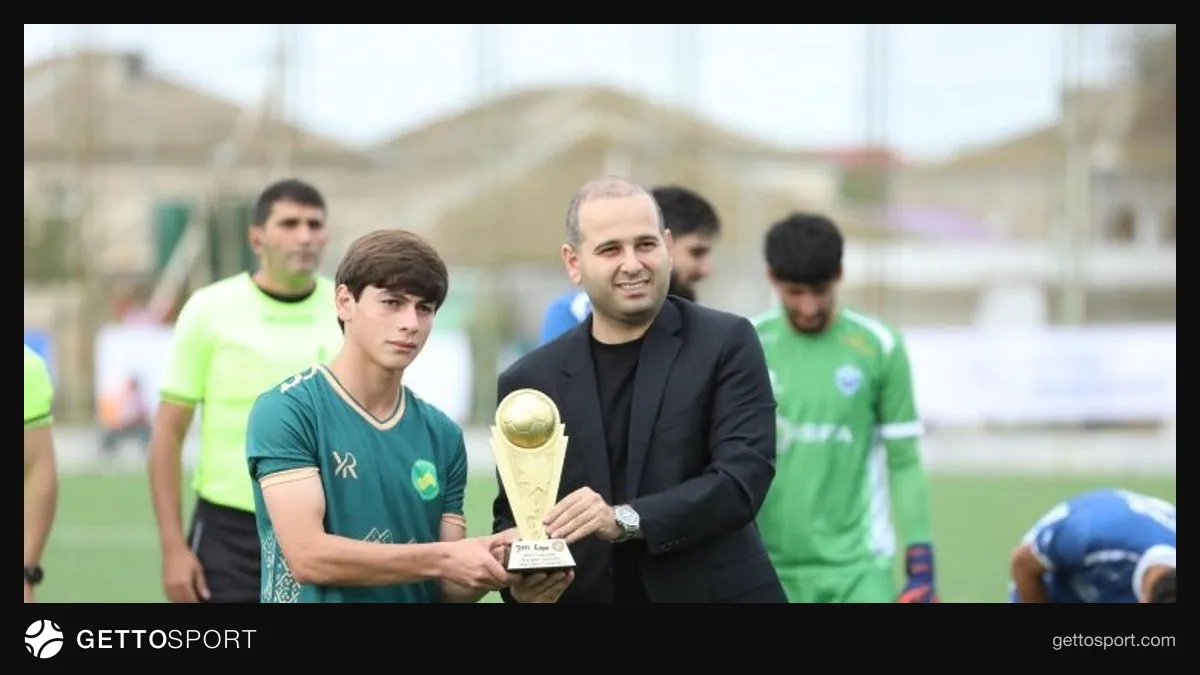 Əfqan Əliyev mükafat alır, PFL nümayəndəsi yanında