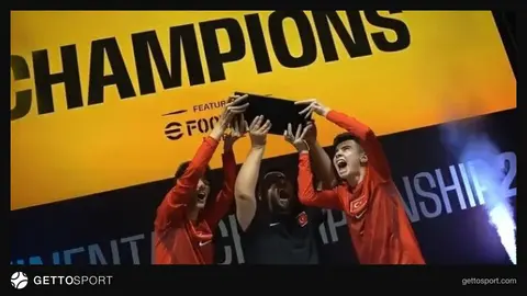 eFutbol Milli Takımı oyuncuları bir turnuva sırasında bilgisayar başında