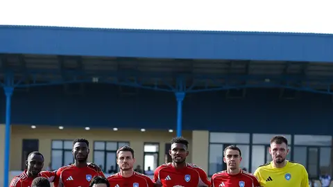 Ehtiram Quliyev stadionu tərk edir, tribunalar və futbol meydanı fonunda