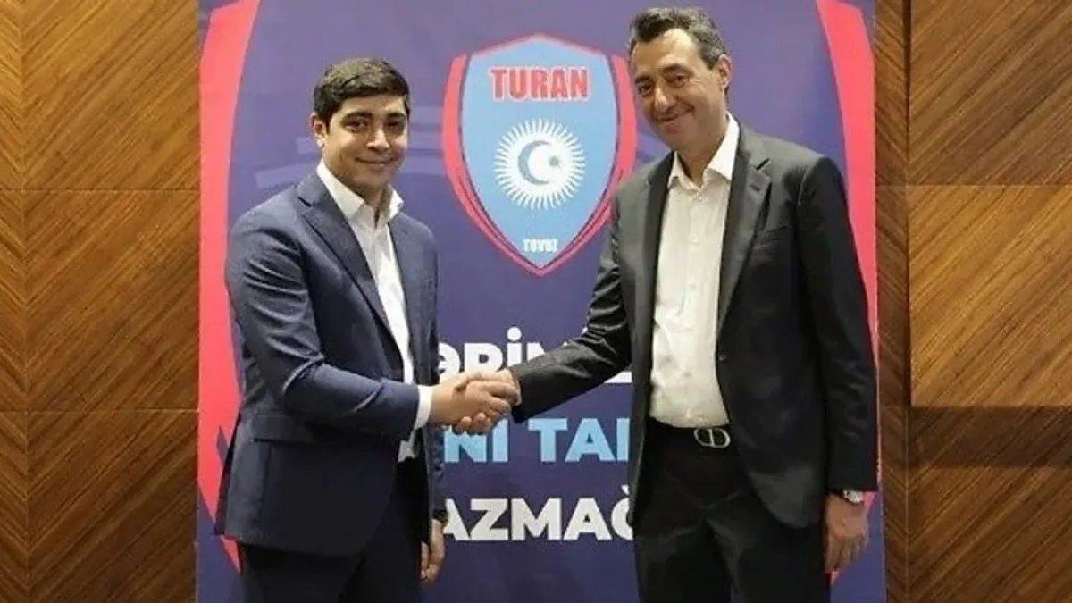 İlkin Sultanlı studiyada mikrofona danışır