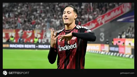 Eintracht Frankfurt oyuncuları Ebnoutalib golü sonrası sevinç yaşıyor
