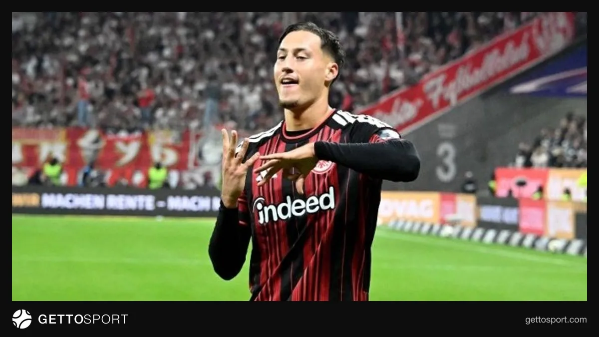 Eintracht Frankfurt oyuncuları Ebnoutalib golü sonrası sevinç yaşıyor