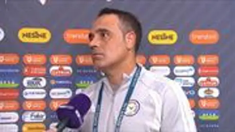 Rizespor ve Trabzonspor oyuncuları maç sırasında mücadele ederken