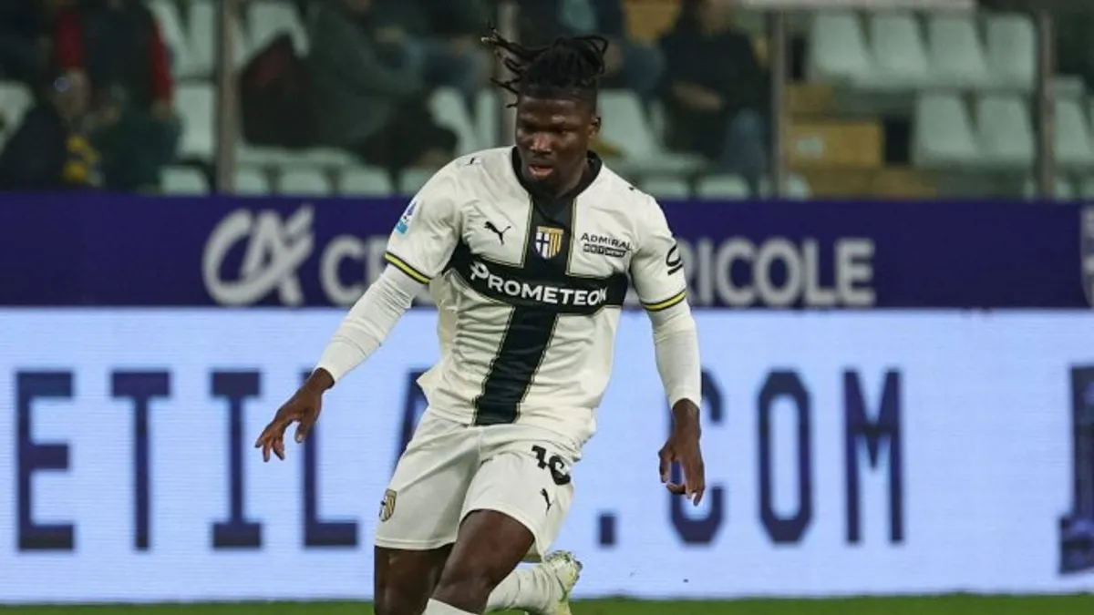 Parma forması giyen El Bilal Toure topa hakim olurken