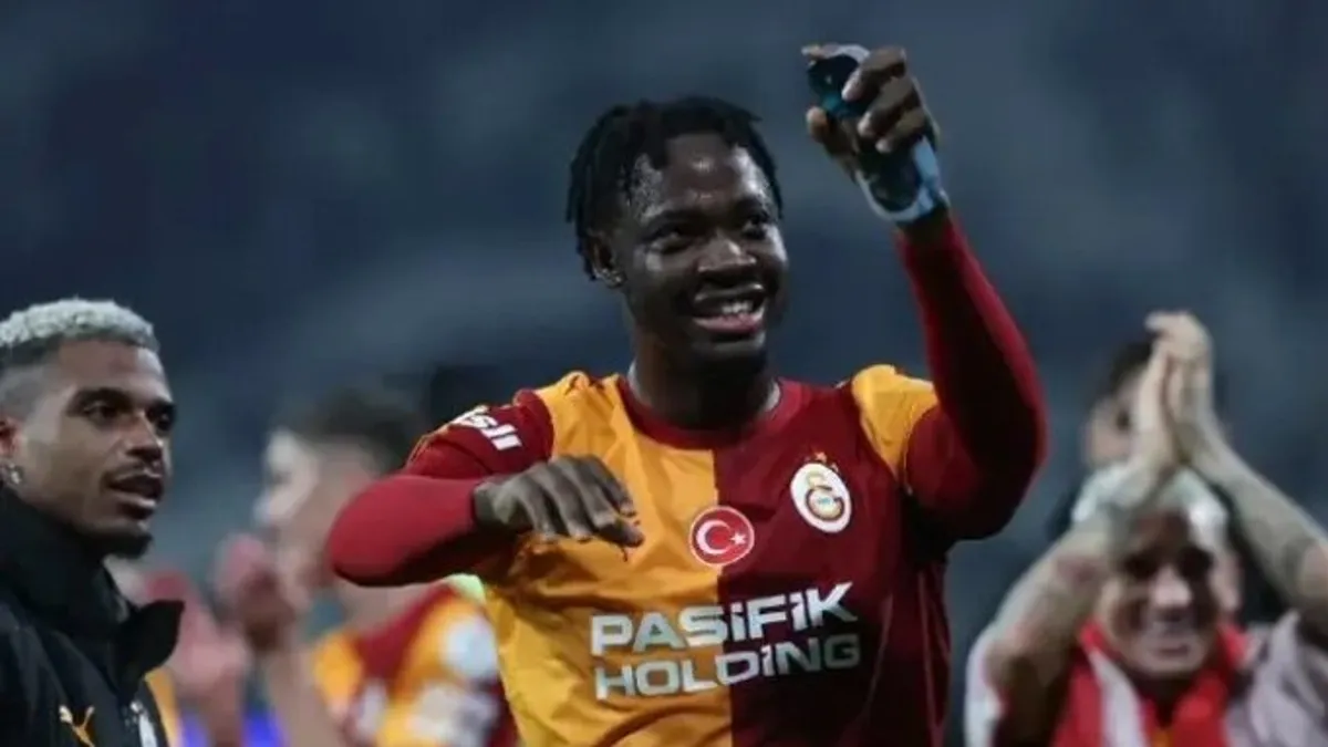 El Chadaille Bitshiabu Galatasaray formasıyla oyuna girerken