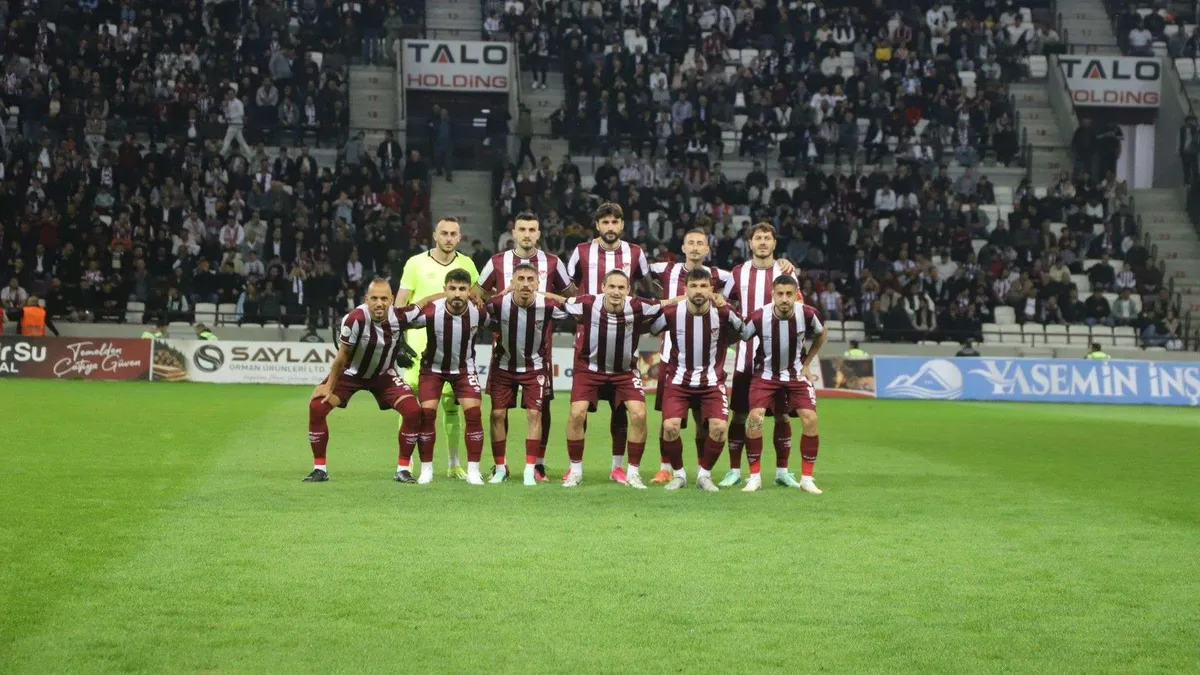 Elazığspor oyuncuları antrenmanda otobüse binerken