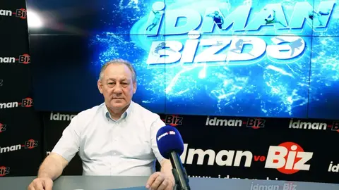 Elçin Cəfərov mikrofon qarşısında danışarkən