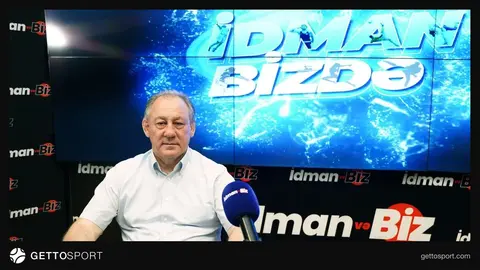 Elçin Cəfərov mikrofon qarşısında danışarkən