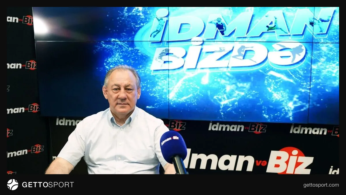 Elçin Cəfərov mikrofon qarşısında danışarkən