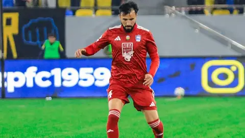 Elçin Əlicanov Zirə forması ilə oyunda meydanda