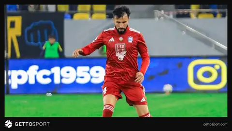 Elçin Əlicanov Zirə forması ilə oyunda meydanda