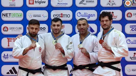 Elçin Məmmədov Portimanda medalını nümayiş etdirir