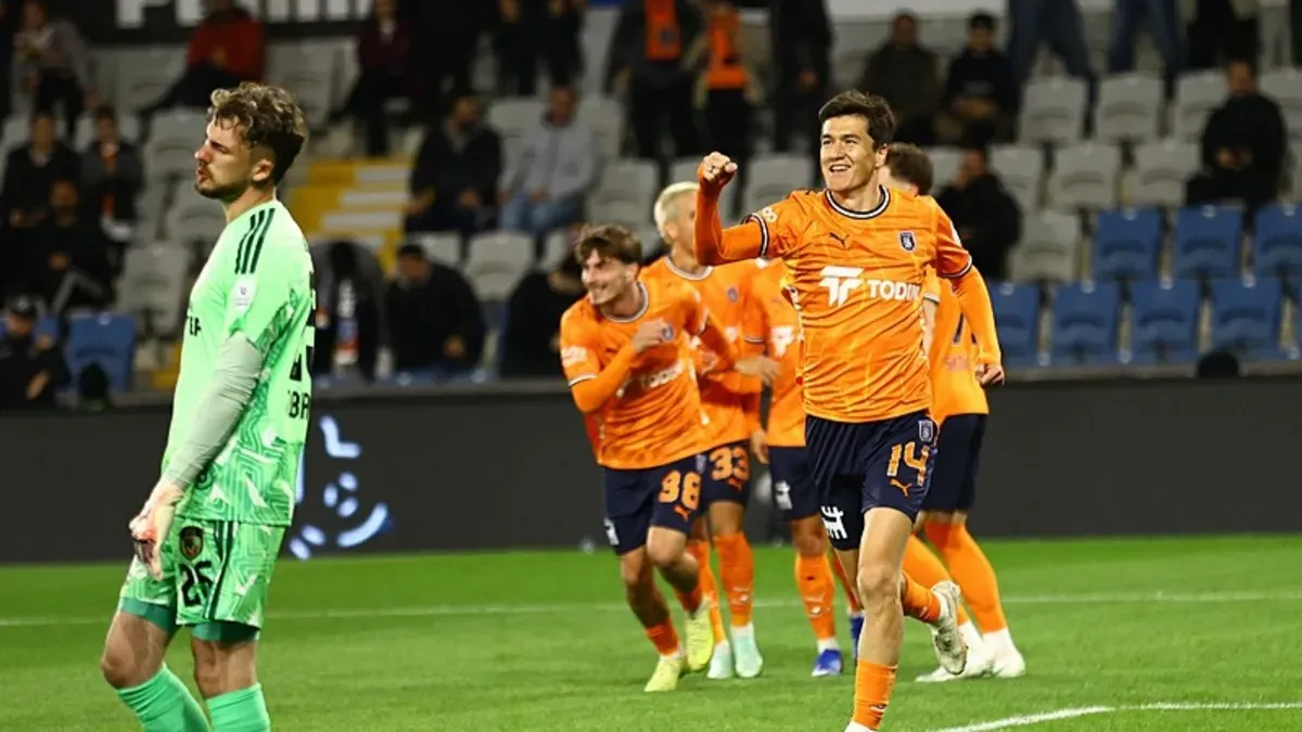 Eldor Shomurodov Başakşehir formasıyla gol sevincinde
