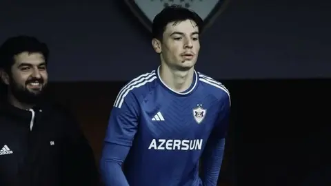 Əli İbrahim Qarabağ formasında, topa baxan gənc hücumçu