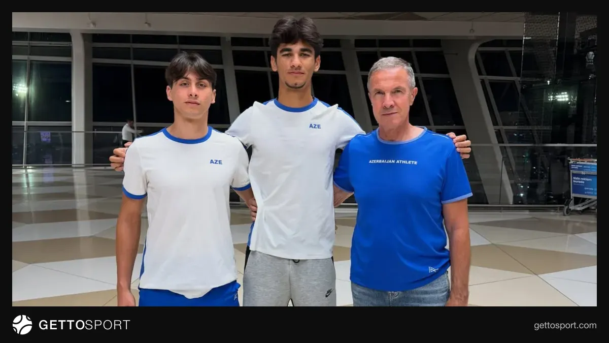 Triatlon idmançıları yarışa hazırlaşır, üzgüçülük və velosiped görüntüsü
