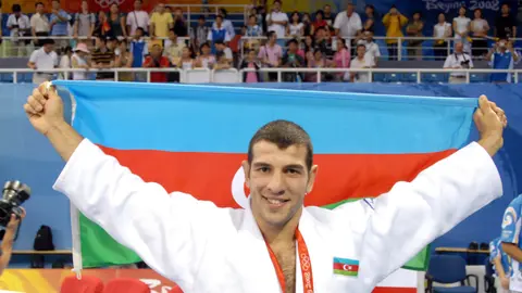Elnur Mammadli Pekin 2008 Olimpiyatları'nda Azerbaycan bayrağıyla