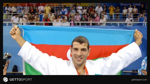 Elnur Mammadli Pekin 2008 Olimpiyatları'nda Azerbaycan bayrağıyla