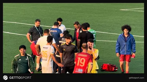 Təcili yardım və stadion tibbi heyəti futbolçuya kömək edir