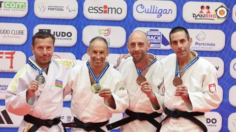 Portimanda medal qazanmış Azərbaycan veteran cüdoçuları medalları ilə