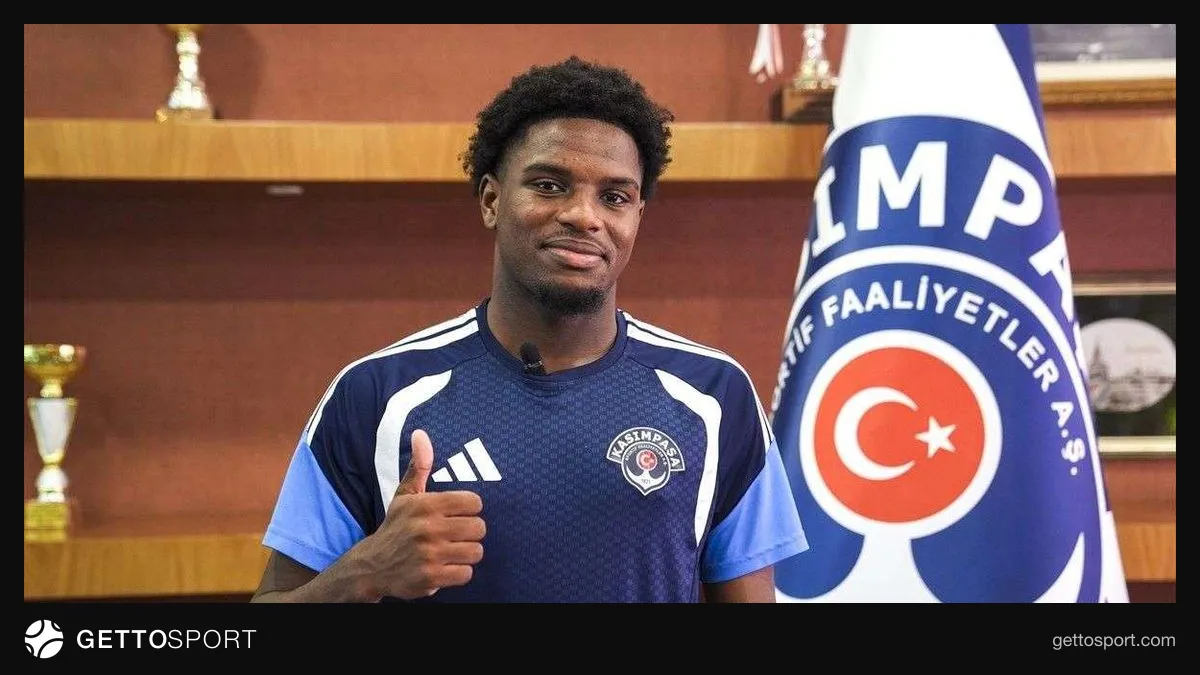 Elson Mendes Kasımpaşa formasıyla röportaj verirken