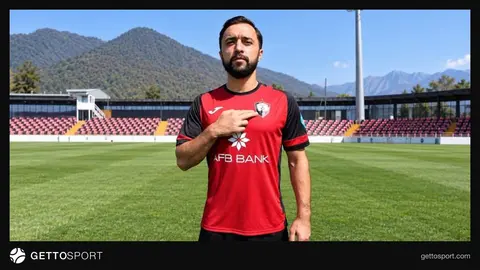 Elvin Camalov mikrofon qarşısında müsahibədə