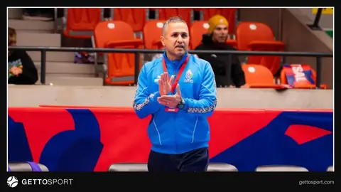 Elvin Quliyev mikrafon qarşısında mətbuat konfransında danışır