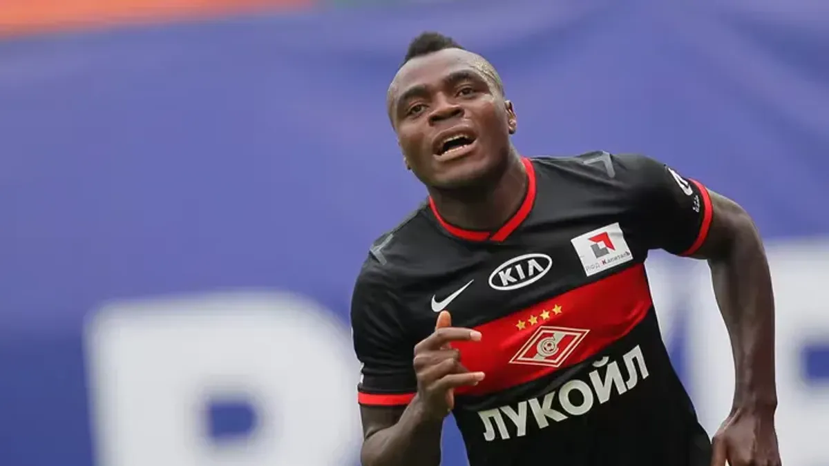 Emanuel Emenike Spartak forması xatirə fotosu