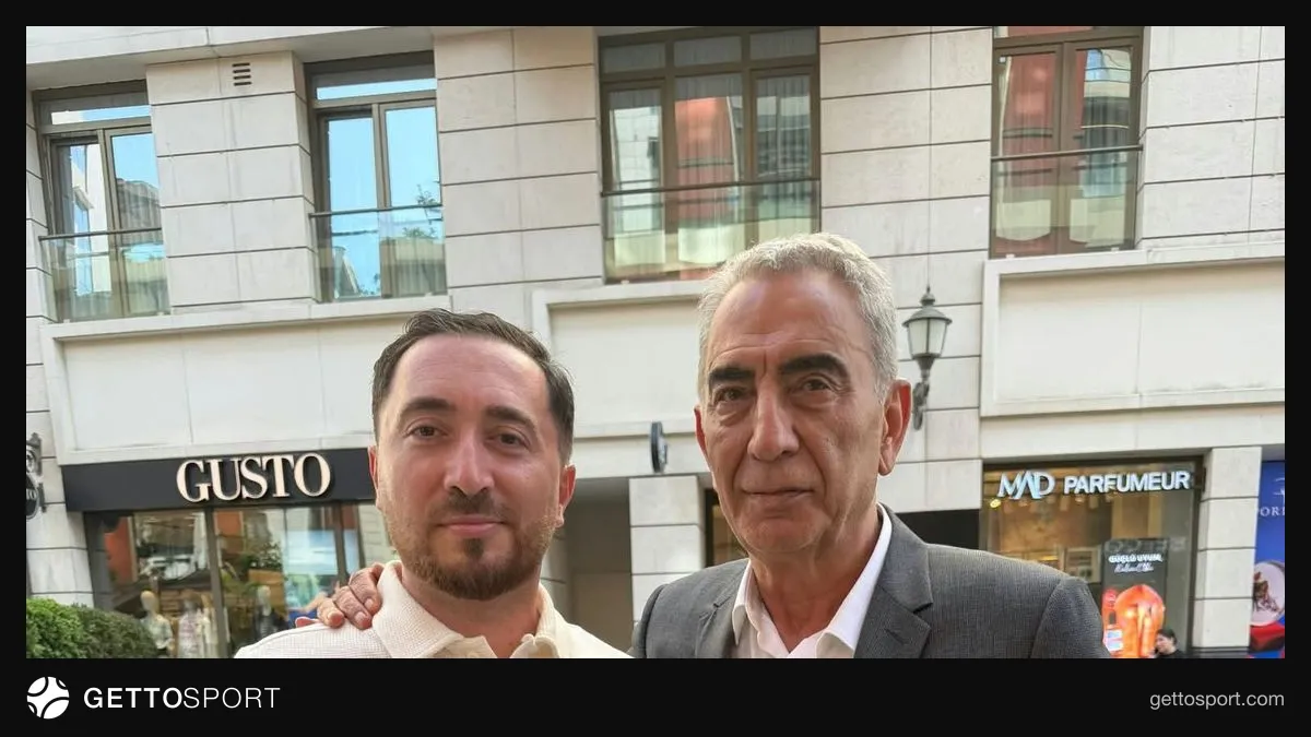 Emil Əsədov müsahibə verir, arxa planda futbol stadionu
