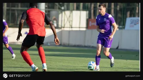 Emil Mustafayev Sumqayıt forması ilə mətbuat konfransında