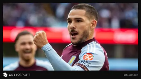 Emiliano Buendia Aston Villa formasıyla top sürerken